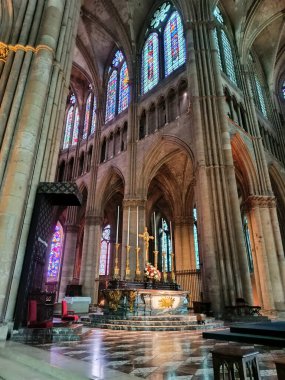 Reims, Champagne Ardenne, Fransa - 05052024: Reims Katedrali 'nin içi (Champagne-Ardenne, Fransa)