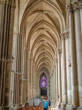 Reims, Champagne Ardenne, Fransa - 05052024: Reims Katedrali 'nin içi (Champagne-Ardenne, Fransa)