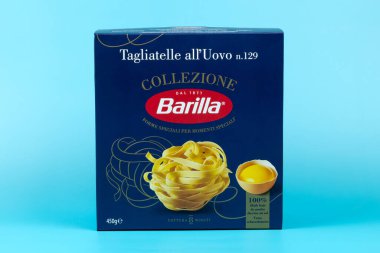 Vaison la Romaine, Vaucluse, Fransa - 05182024: Barilla marka tagliatelle makarna paketi, yakın plan, mavi arka plan üzerinde izole edilmiş