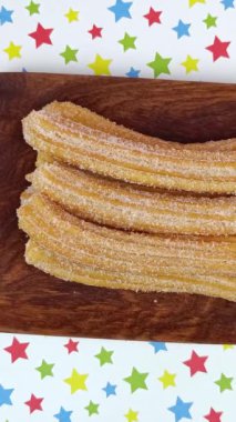 Birkaç churro, yakın plan, bir tabakta.
