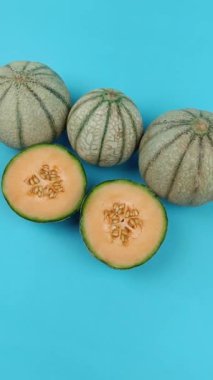 kavunlar kapanıyor, mavi arkaplanda.