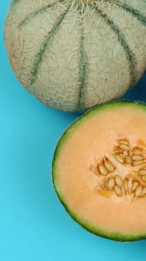 kavunlar kapanıyor, mavi arkaplanda.