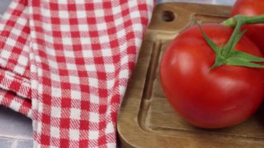 Domatesler yakın çekim, izole, kesme tahtasında.