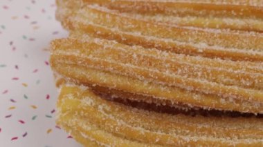 Birkaç istiflenmiş churro, yakın plan.