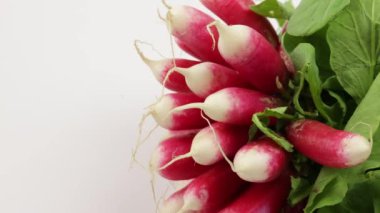 Bir grup turp, yakın plan, beyaz arka planda izole edilmiş.