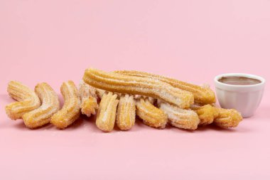 Birkaç churro, yakın plan, pembe arka plan.