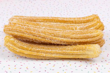 Birkaç istiflenmiş churro, yakın plan.