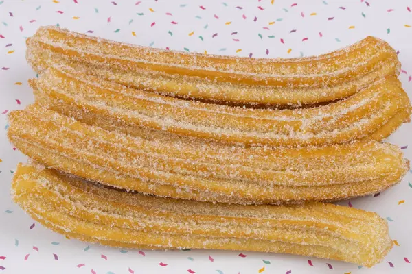 Birkaç istiflenmiş churro, yakın plan.