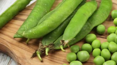 Masadaki çiğ bezelye yığını