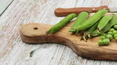 Masadaki çiğ bezelye yığını