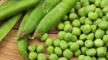Masadaki çiğ bezelye yığını