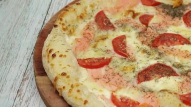 Tütsülenmiş somon pizzası, yakın plan..