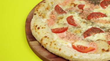 Tütsülenmiş somon pizzası, yakın plan..