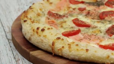 Tütsülenmiş somon pizzası, yakın plan..