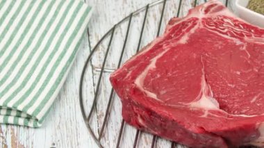 Çiğ sığır kaburgası, yakın plan, masanın üstünde.