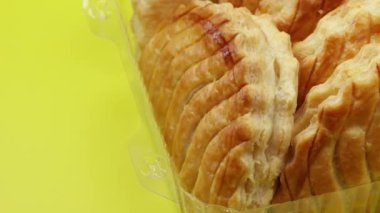 Plastik bir kutuda elmalı turta