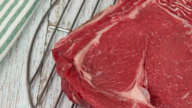 Çiğ sığır kaburgası, yakın plan, masanın üstünde.