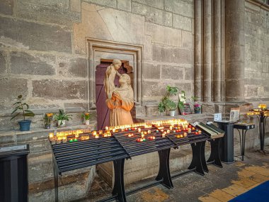 cierges et statue dans la cathdrale de Reims