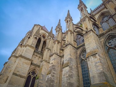 Reims (Fransa) katedralinin dış görünümü)