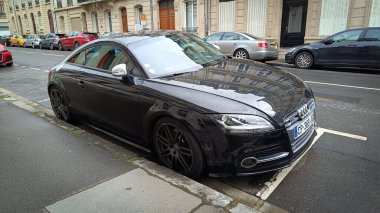 Reims, Grand Est, Fransa - 05052024: Reims şehrinde bir sokakta Audi marka araba