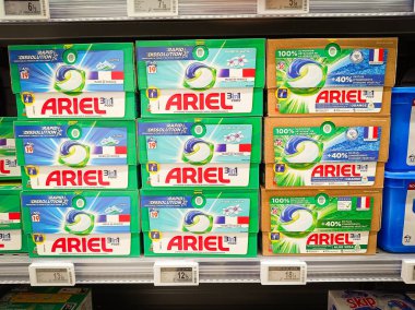 Reims, Grand Est, Fransa - 05052024: bir mağaza koridorunda Ariel marka çamaşır kapsülleri kutuları