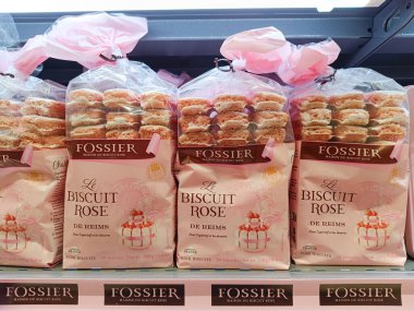 Reims, Grand Est, Fransa - 05052024: Fossier marka pembe Reims bisküvileri bir mağaza koridorunda