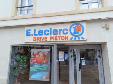 Reims, Grand Est, Fransa - 05052024: Reims caddesinde bir yaya yolu E Leclerc mağazasının ön cephesi