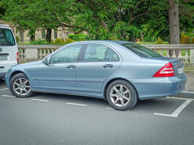 Reims, Grand Est, Fransa - 05052024: Reims şehrinde bir sokakta Mercedes C220