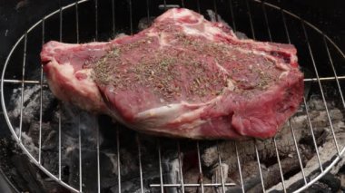 Çiğ sığır kaburgası, yakın plan, barbeküde