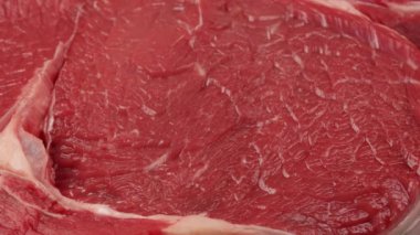 Çiğ sığır etinin üzerine Provence otları döküldü