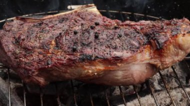 Izgara pirzola, yakın plan, barbeküde.