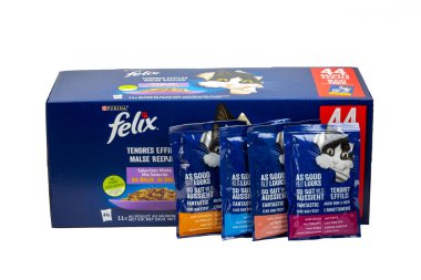 Vaison la Romaine, Vaucluse, Fransa - 05232024: Purina tarafından üretilen bir kutu Felix marka kedi maması.