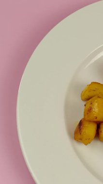 Tabakta safranla pişirilmiş istiridye yığını.