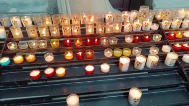 Reims, Grand Est, Fransa - 05052024: Reims Katedrali 'nin içi (Champagne-Ardenne, Fransa), Hıristiyanların yaktığı mumlar.