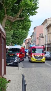 Vaison la Romaine, Vaucluse, Fransa - 06142024: itfaiye araçları ve polis araçlarının bir sokağa müdahalesi