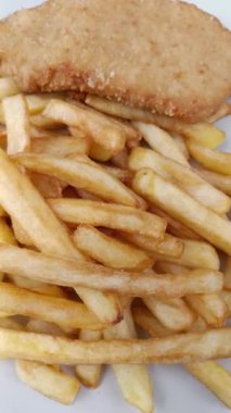 Ekmek ve kızarmış tavuk pirzolası, yakın plan, bir tabakta.