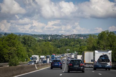 Pont-de-l 'Isre, Auvergne-Rhne-Alpes, Fransa - 05252024: Fransa' nın güneyine doğru giden A7 otoyolu üzerindeki arabalar