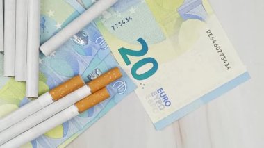 çok sayıda sigara ve 20 Euro 'luk banknotlar, yakın plan, üst görünüm.