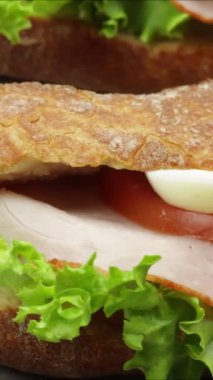 Tavuk ve çiğ sebzeli sandviç, yakın plan.