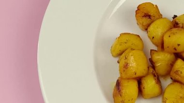 Tabakta safranla pişirilmiş istiridye yığını.