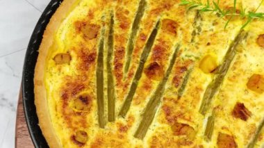 İstiridyeli kiş ve yeşil kuşkonmaz, yakın plan..