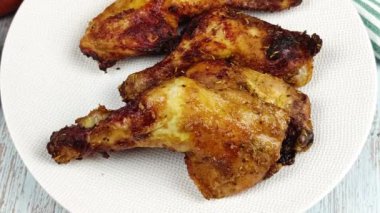 Pişmiş tavuk butlarını tabakta yakınlaştır.