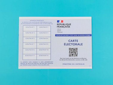 Mavi arka planda Fransa 'nın seçim haritası