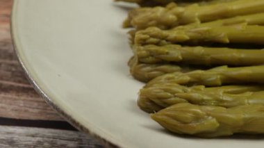 Bir tabakta pişmiş yeşil kuşkonmaz.