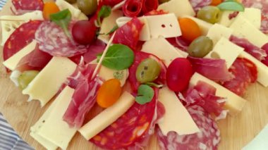 Bir tabak şarküteri, çiğ sebze ve peynir, yakın plan.