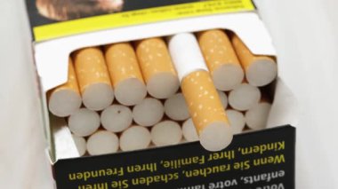 Vaison la romaine, Vaucluse, Fransa - 06212024: sigara ve sigara paketi, yakın çekim