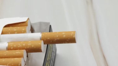 Vaison la romaine, Vaucluse, Fransa - 06212024: sigara ve sigara paketi, yakın çekim