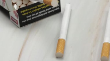 Vaison la romaine, Vaucluse, Fransa - 06212024: sigara ve sigara paketi, yakın çekim