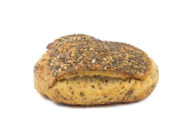 Bir somun ekmek, yakın plan, beyaz arka planda izole edilmiş.