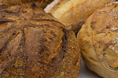 Ekmek çeşitleri, yakın plan, beyaz arkaplanda izole edilmiş.